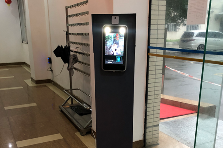 继广州公交之后,广州市体育局也引入了插槽x8插槽高清网站D721人脸识别测温机—人脸测温又一场景落地